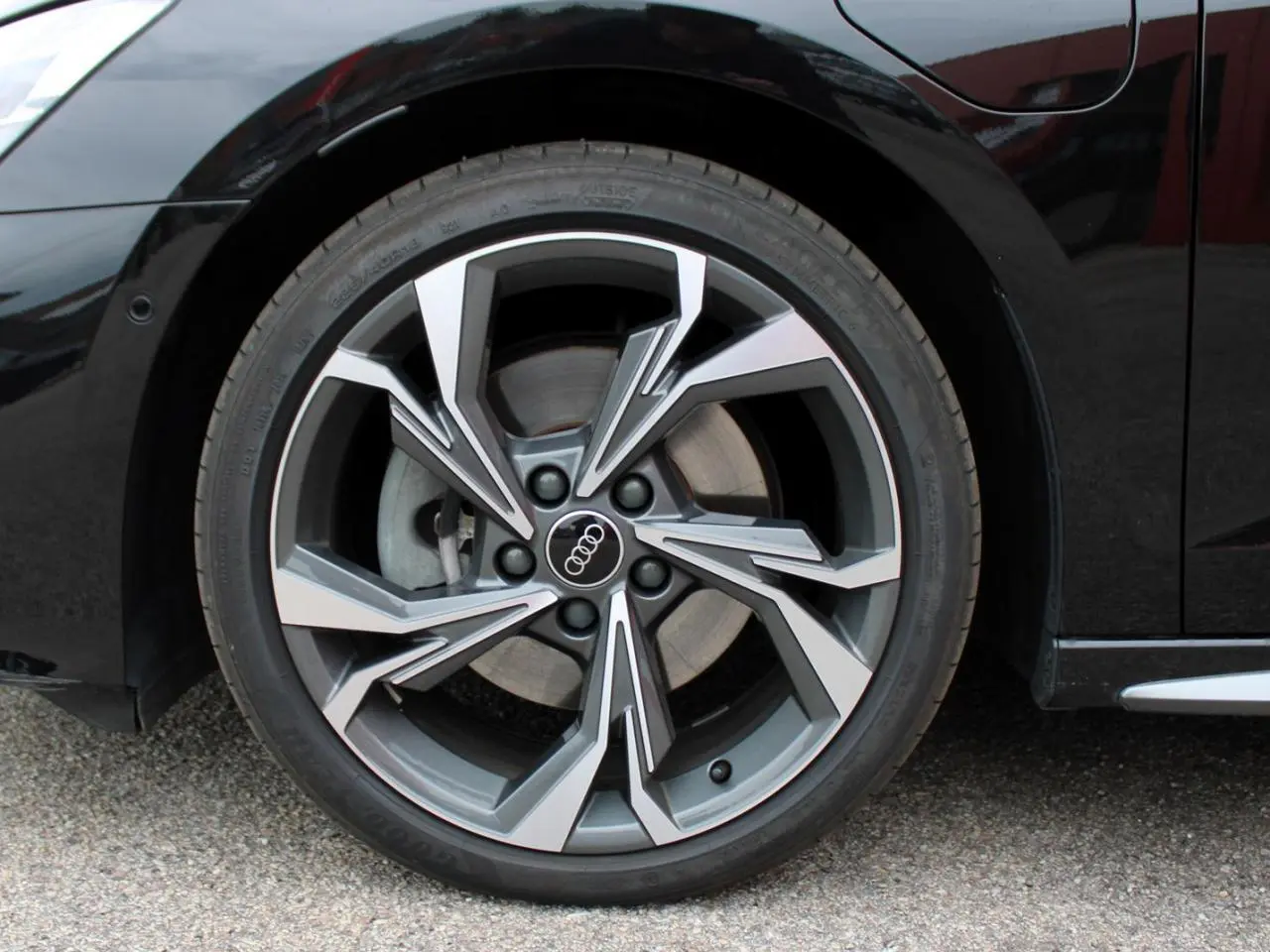 Gros plan sur la jante avant droite en alliage 5 branches en Y gris graphite brillant de l'Audi A3 Sportback noir Mito Metal.