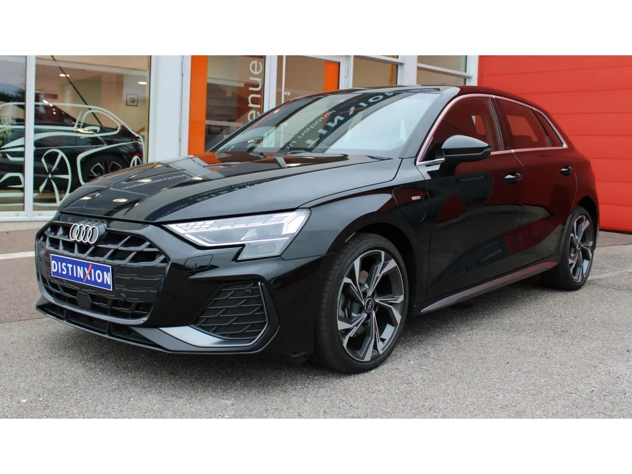 Audi A3 Sportback noir mito metal vue 3/4 avant droit avec jantes alliage et phares Matrix LED.