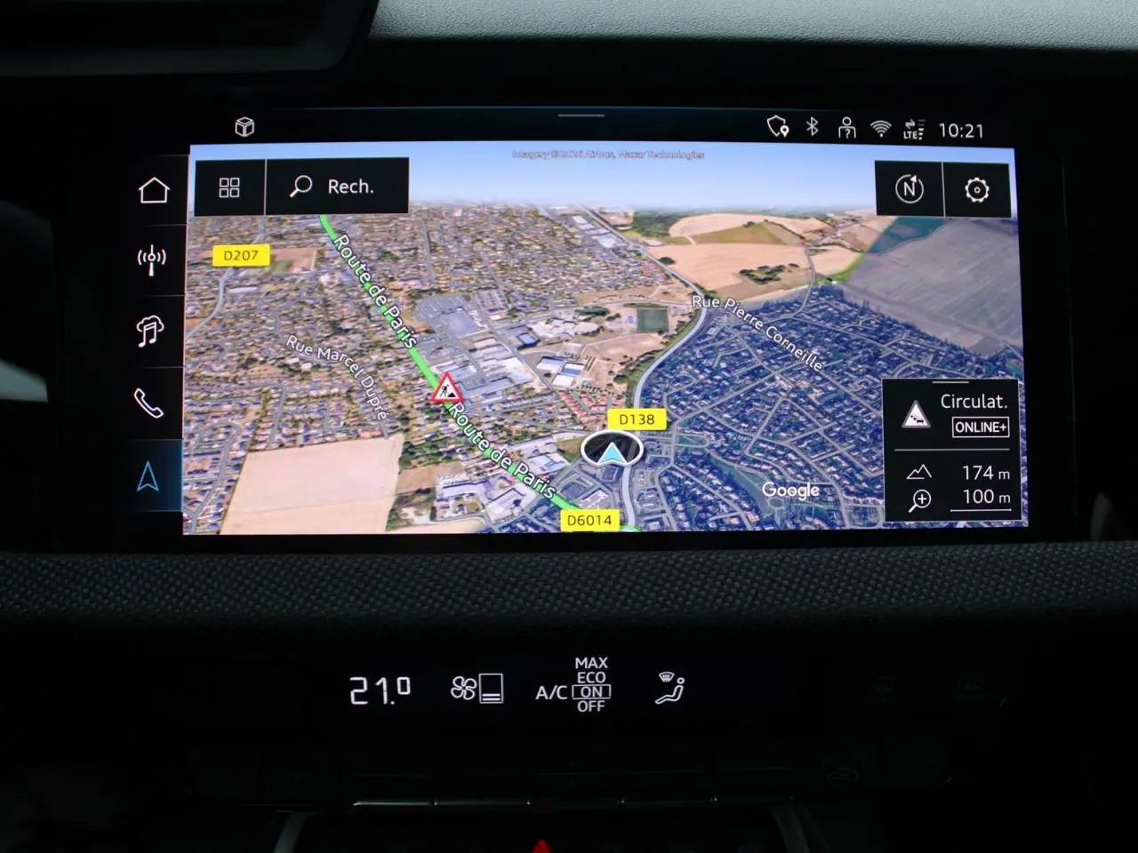 Écran tactile central de l'Audi A3 Sportback 2025 affichant la navigation avec vue satellite et carte routière.