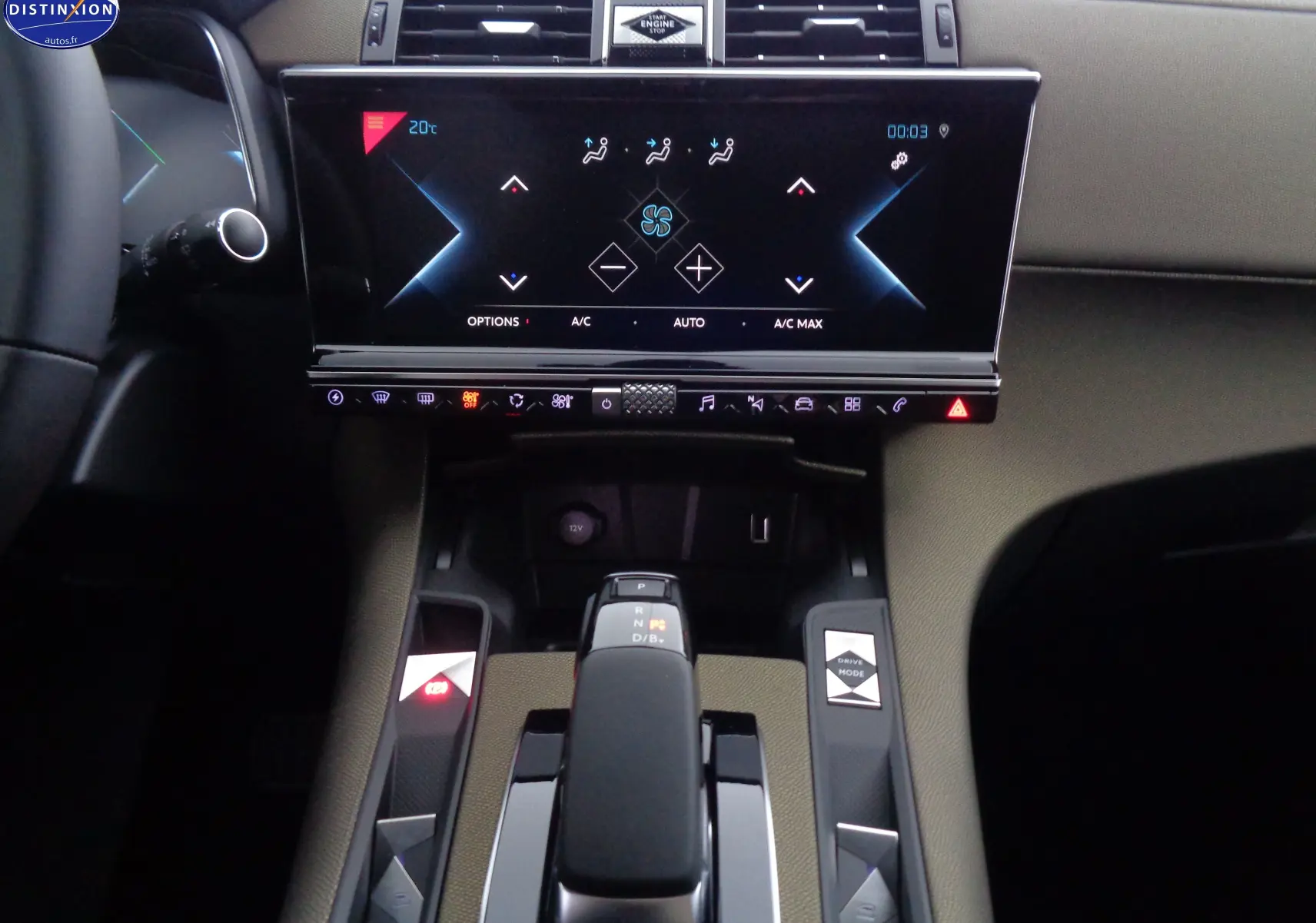 Vue rapprochée du tableau de bord du DS7 Crossback bleu encre métal, mettant en valeur l'écran tactile et la console centrale moderne.