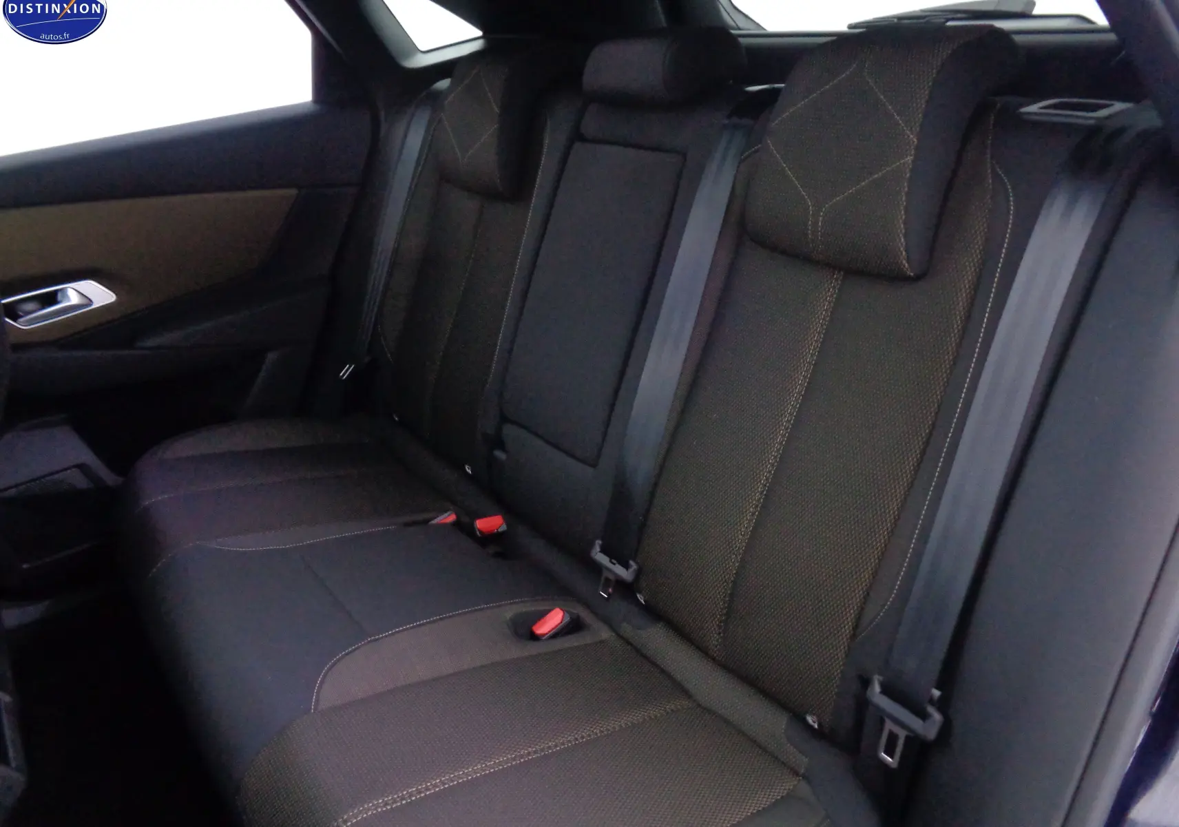 Vue latérale droite des sièges arrière en tissu marron et noir du DS7 Crossback E-TENSE 225CH BUSINESS 2021.
