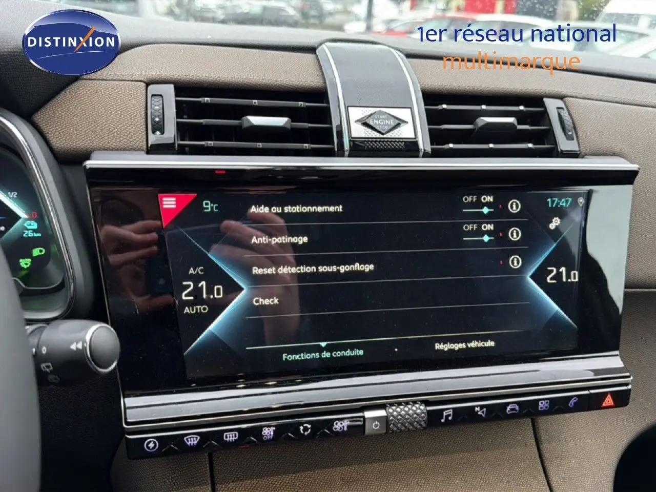 Vue rapprochée de la console centrale du DS7 Crossback bleu encre, écran tactile affichant les aides à la conduite.