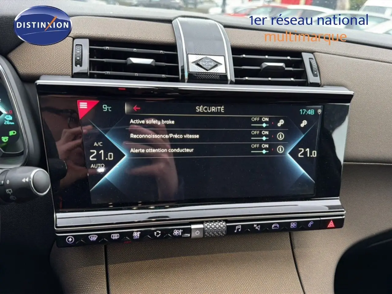 Vue rapprochée de l'écran tactile central du DS7 Crossback bleu encre métal, affichant les réglages de sécurité et climatisation.