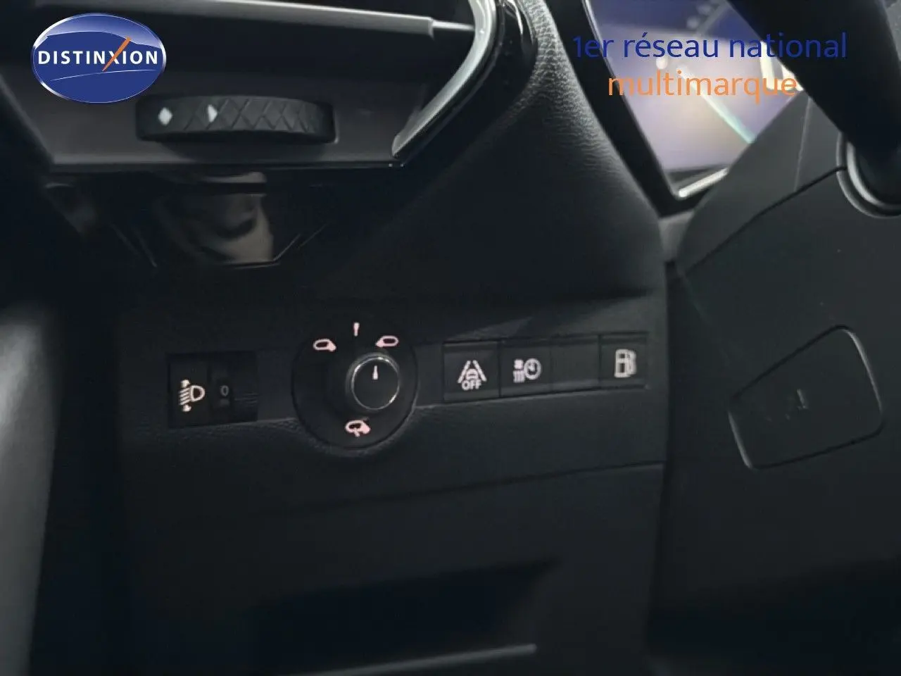 Détail du tableau de bord noir du DS7 Crossback bleu encre, montrant les commandes d’éclairage et d’assistance conducteur.