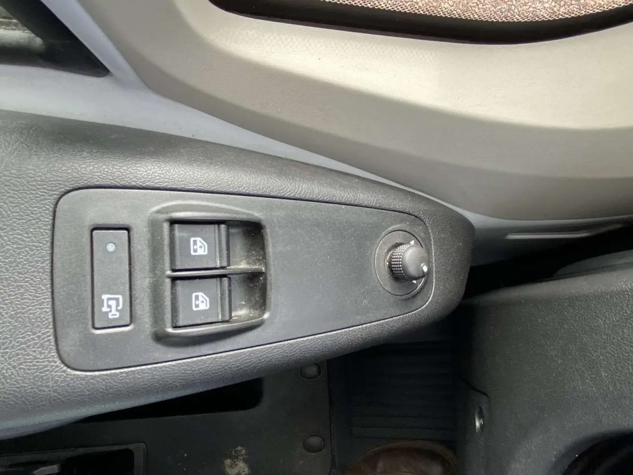 Gros plan sur les commandes de lève-vitres électriques côté conducteur de l'Opel Movano Fourgon blanc 2022.