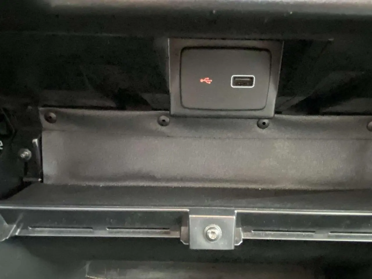 Prise USB intégrée dans la boîte à gants noire de l'Opel Movano Fourgon blanc 2022.