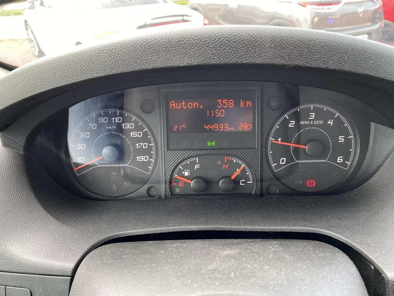 Vue rapprochée du tableau de bord du fourgon Opel Movano blanc, affichant la vitesse, le compte-tours et l'autonomie restante.