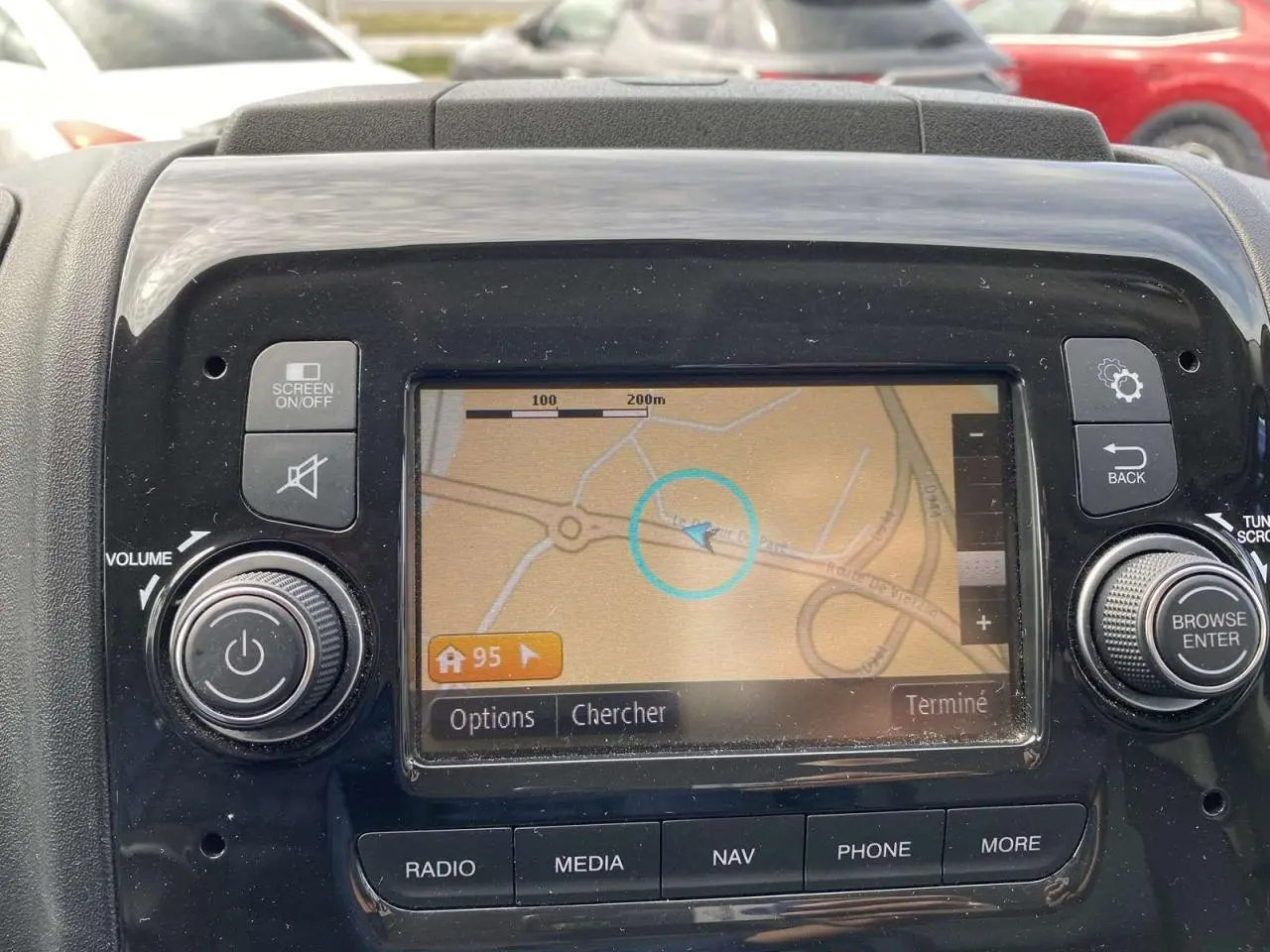 Écran GPS du tableau de bord d'un Opel Movano Fourgon blanc, affichant une carte routière en gros plan.