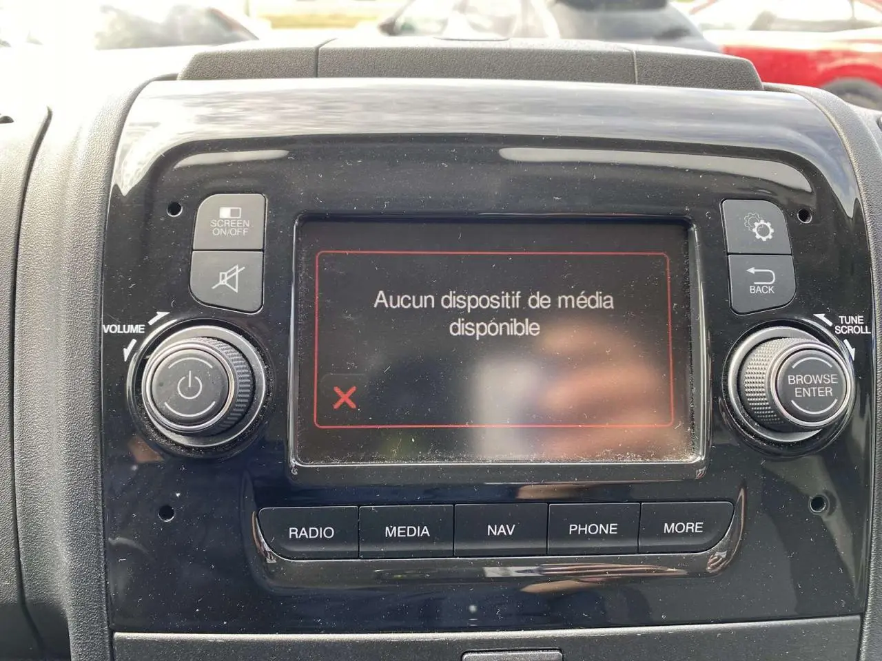 Gros plan sur l'écran multimédia noir du tableau de bord de l'Opel Movano Fourgon avec message d'absence de média.