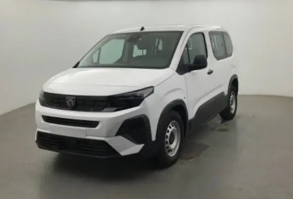 Vue 3/4 avant d'un Peugeot Rifter blanc banquise avec portes arrière battantes et détails noirs contrastants.