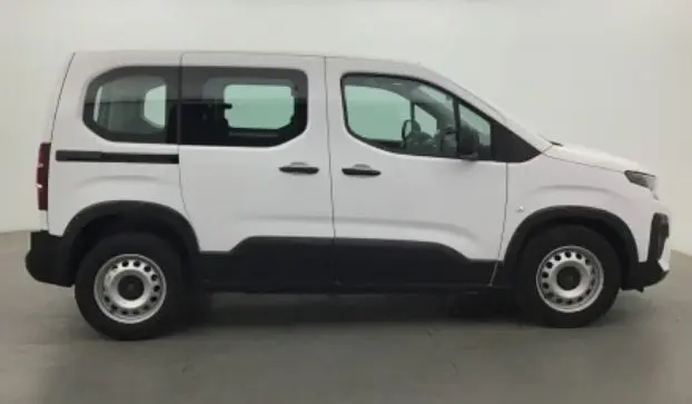 Vue de profil droit du Peugeot Rifter blanc Banquise avec portes arrière battantes vitrées et jantes acier.