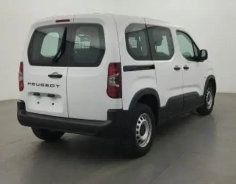 Vue 3/4 arrière droite du Peugeot Rifter blanc Banquise avec portes arrière battantes vitrées et vitrage arrière grillagé.