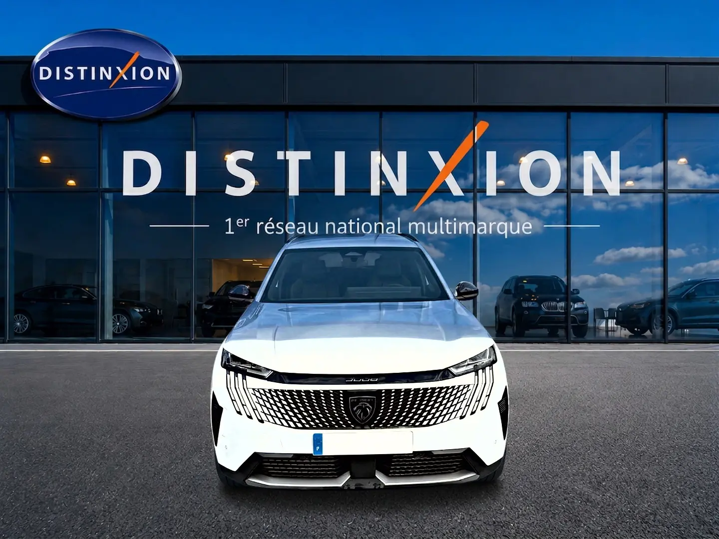 Vue frontale d’un Peugeot 5008 blanc Hybrid 145 allure e-dcs6 avec calandre distinctive et logo lion visible.
