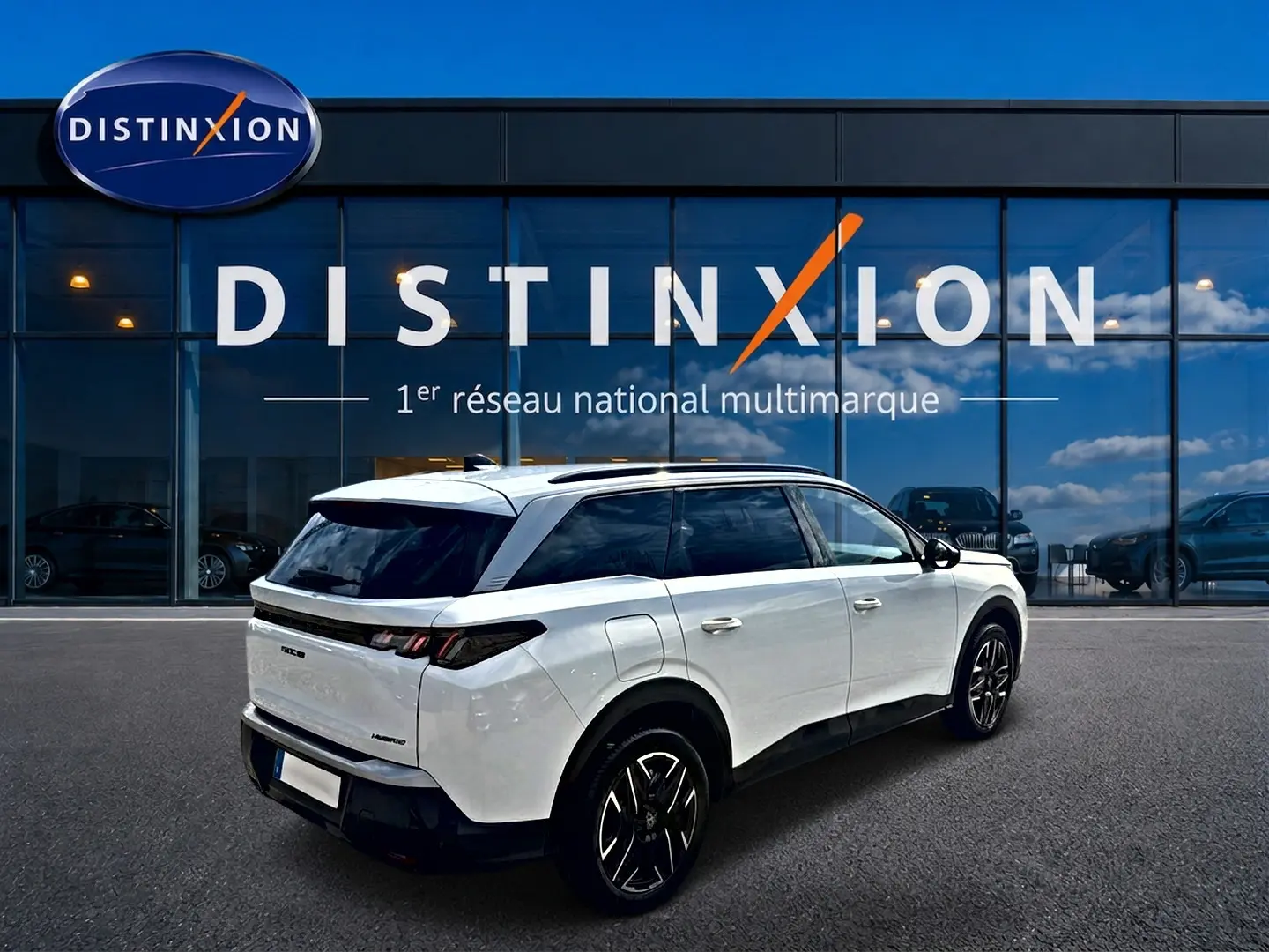 Peugeot 5008 Hybrid 145 allure e-dcs6 blanc vue 3/4 arrière droit avec jantes alu et vitres surteintées.