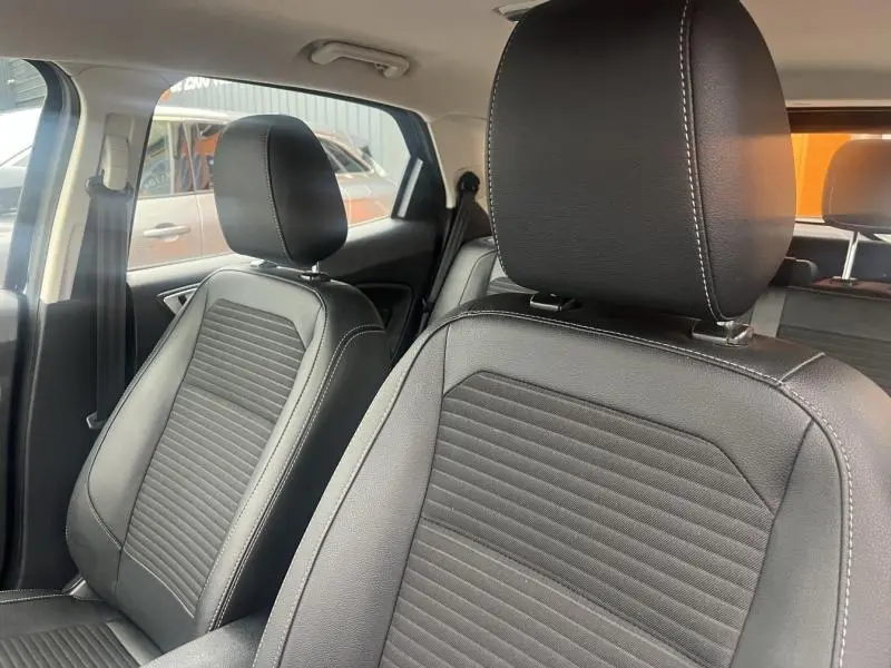 Gros plan sur les sièges avant en tissu et Sensico noir du Ford EcoSport 1.0 EcoBoost 125ch Titanium 2021.