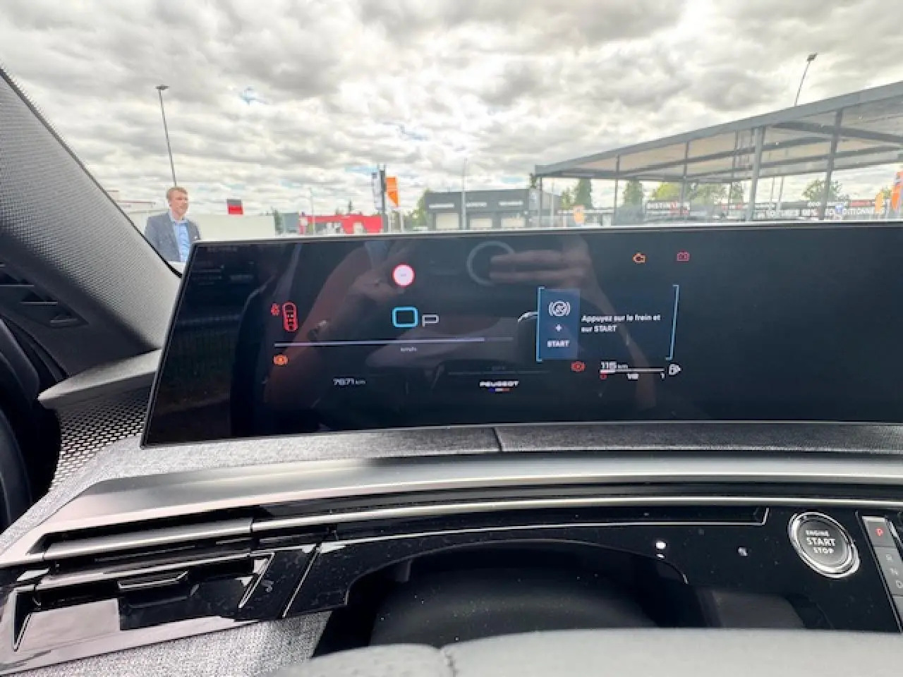 Tableau de bord numérique du Peugeot 3008 2024 avec écran incurvé affichant les informations de démarrage et la commande Start.