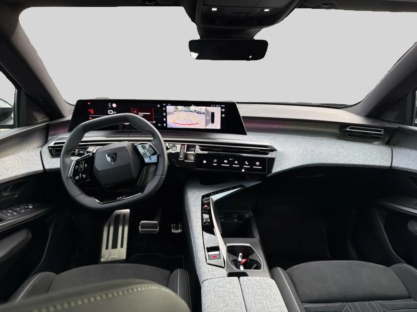 Vue intérieure avant du Peugeot 5008 Hybrid 145 GT avec tableau de bord gris clair et volant multifonction noir.