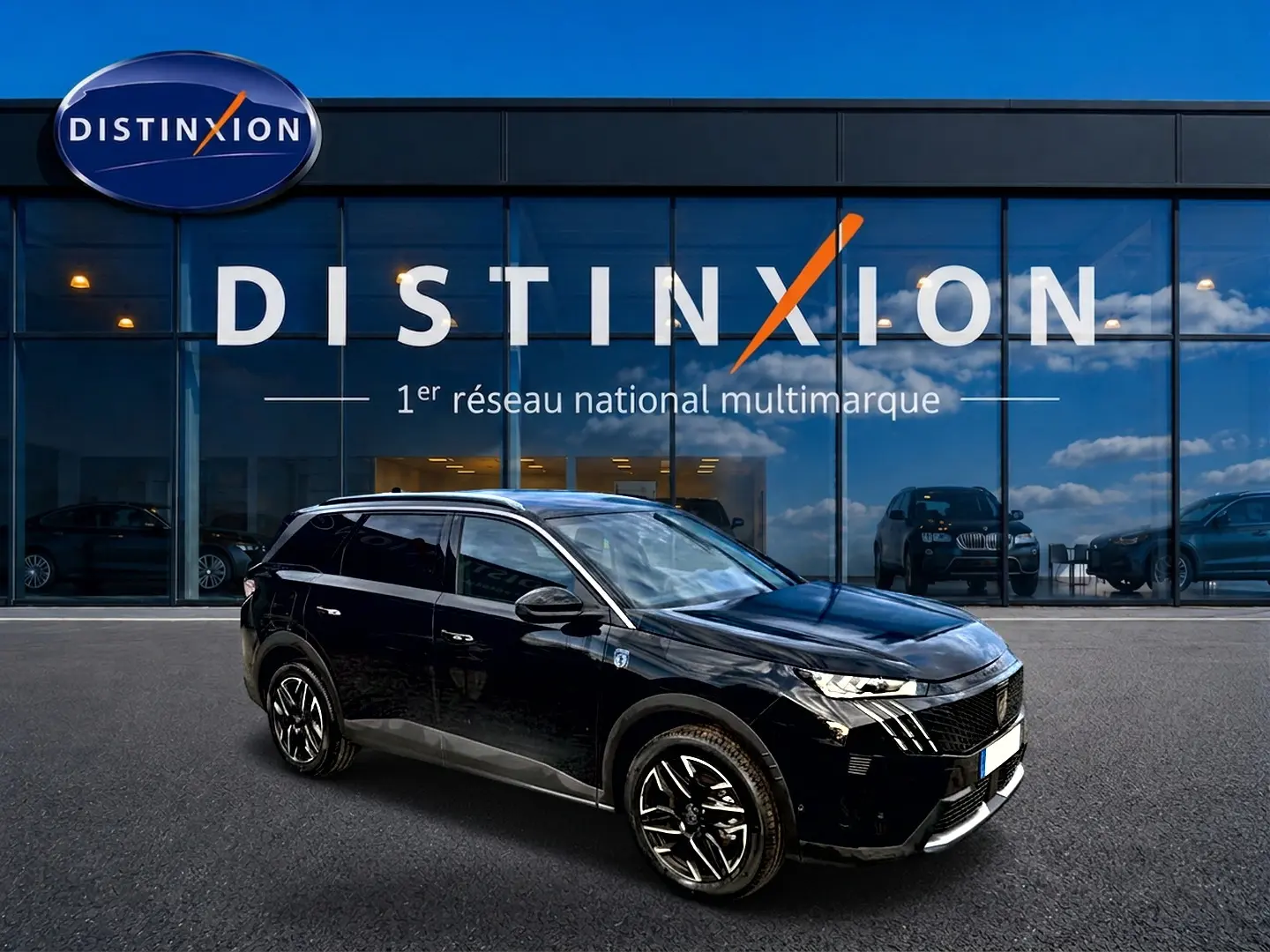 Peugeot 5008 Hybrid 145 GT noir en 3/4 avant droit, avec jantes alliage et vitres arrière surteintées.