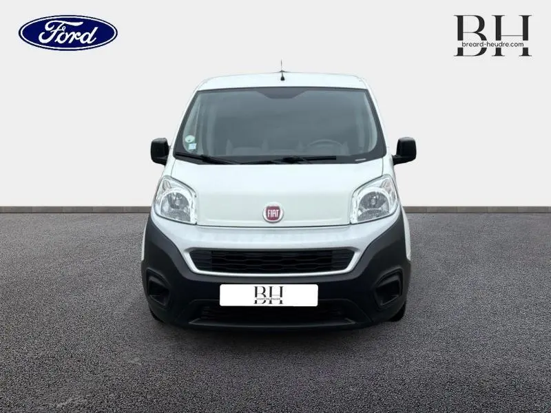 Vue frontale d'un FIAT Fiorino blanc avec pare-chocs noir et logo FIAT visible au centre du capot.