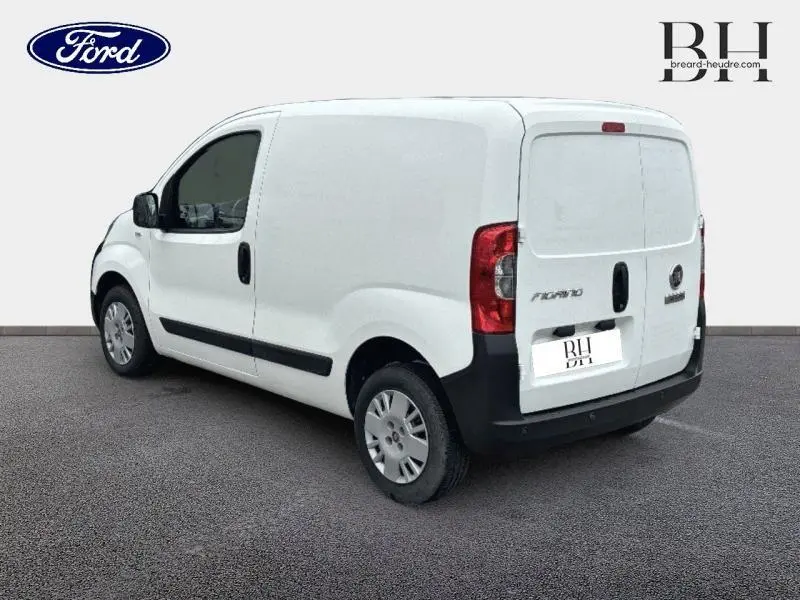 Vue 3/4 arrière droite d'un utilitaire blanc FIAT Fiorino avec portes arrière fermées et jantes acier.