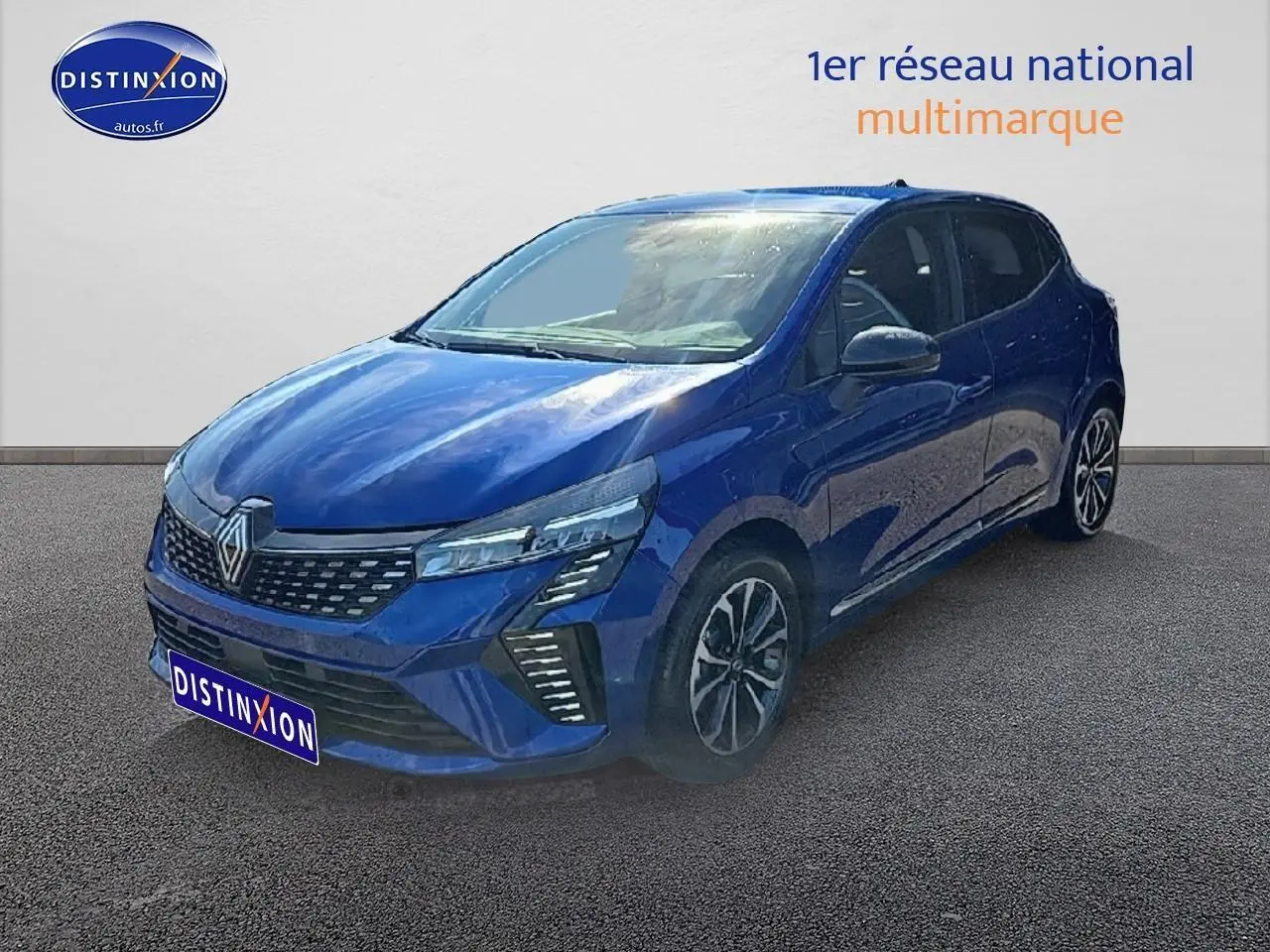 Renault Clio V 1.6 e-tech bleu iron vue 3/4 avant droit avec calandre chromée et jantes alu distinctives