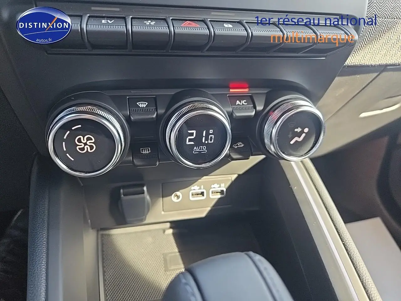 Commandes de climatisation et prises USB dans l'habitacle de la Renault Clio V 1.6 e-tech 145 techno.