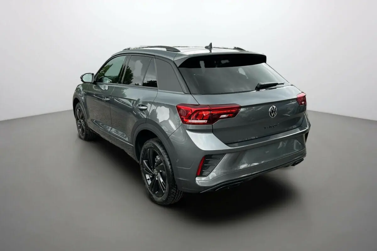 Volkswagen T-Roc TDI 150 R-Line Black gris indium vu en 3/4 arrière droit avec jantes noires distinctives.