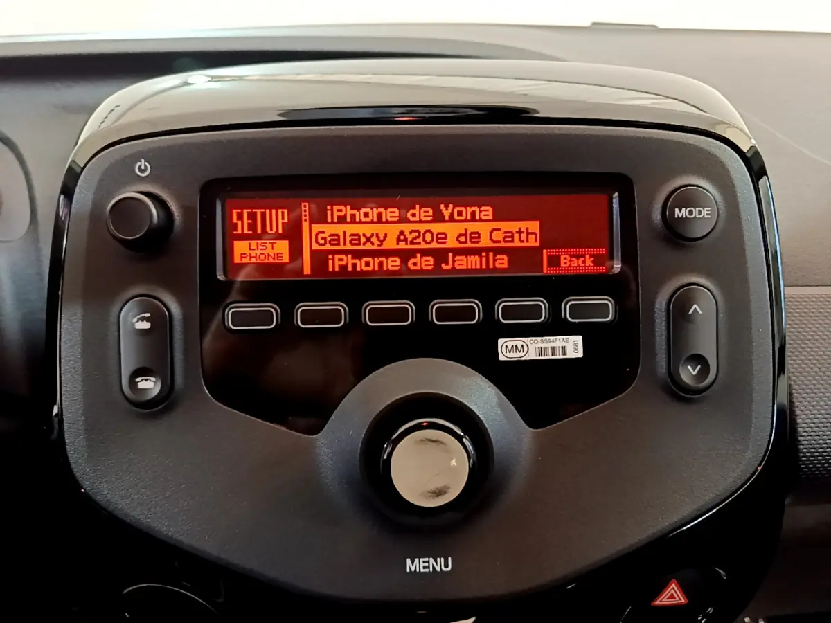 Gros plan sur l’écran central du système multimédia de la Citroën C1 blanc, affichant la liste des appareils Bluetooth connectés.