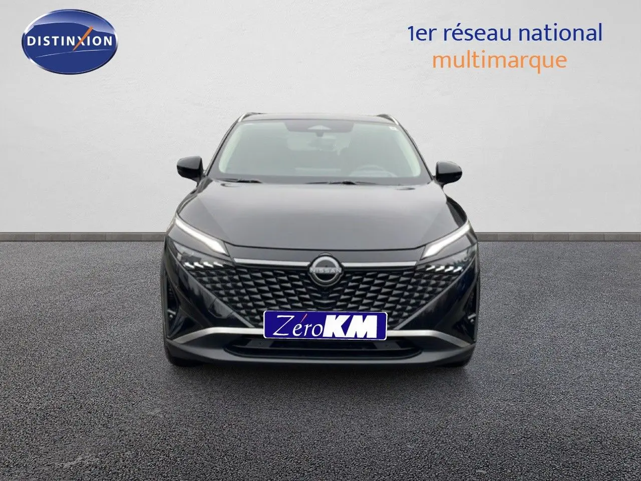 Vue frontale d'un Nissan Qashqai 1.5 E-POWER 205CH N-Connecta noir perle métal avec calandre en losange distinctive.