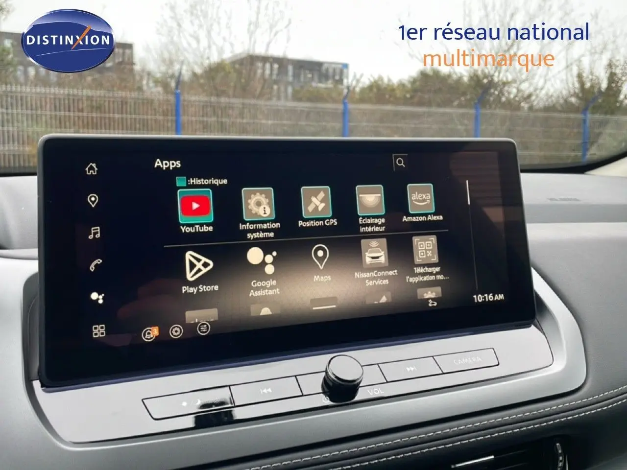 Écran tactile central du Nissan Qashqai 2025, affichant les applications connectées, intérieur moderne noir.