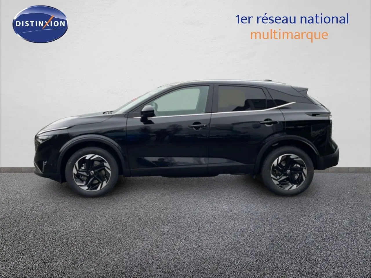 Vue de profil côté gauche d'un Nissan Qashqai noir perle métal avec jantes noires et toit noir contrasté.
