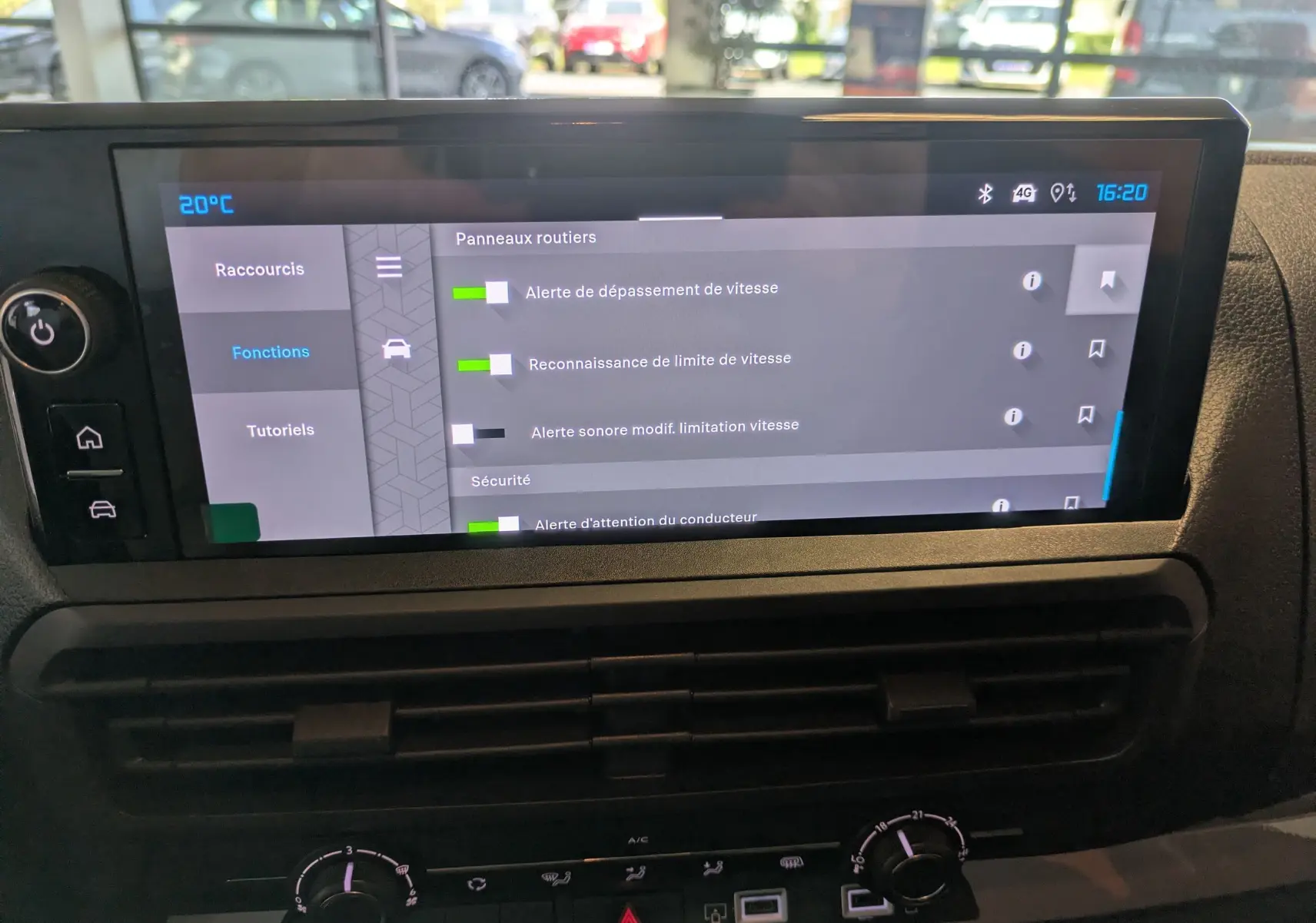 Écran tactile central affichant les réglages d'alerte de vitesse dans l'habitacle du Citroën Jumpy Cabine Approfondie noir.