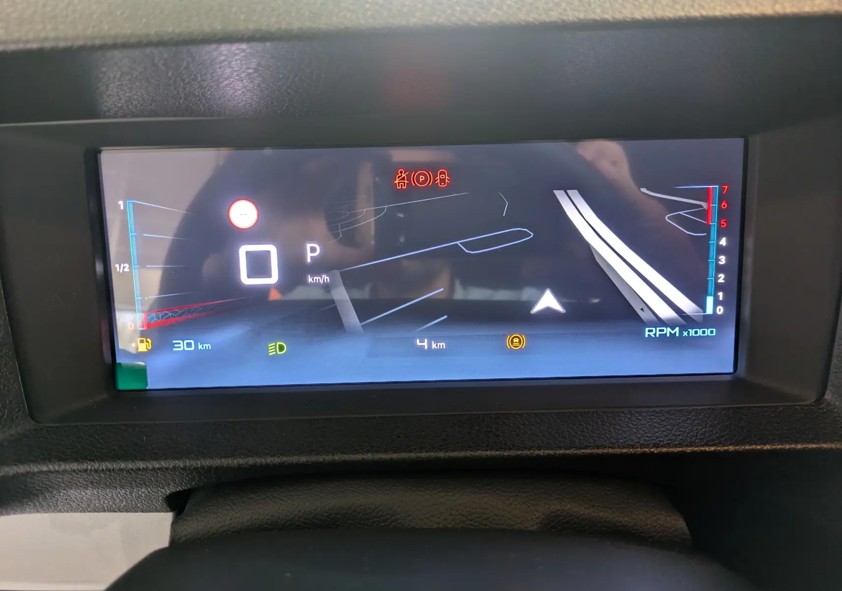Affichage numérique du combiné de bord du Citroën Jumpy Cabine Approfondie 2025, indiquant la vitesse, RPM et alertes.