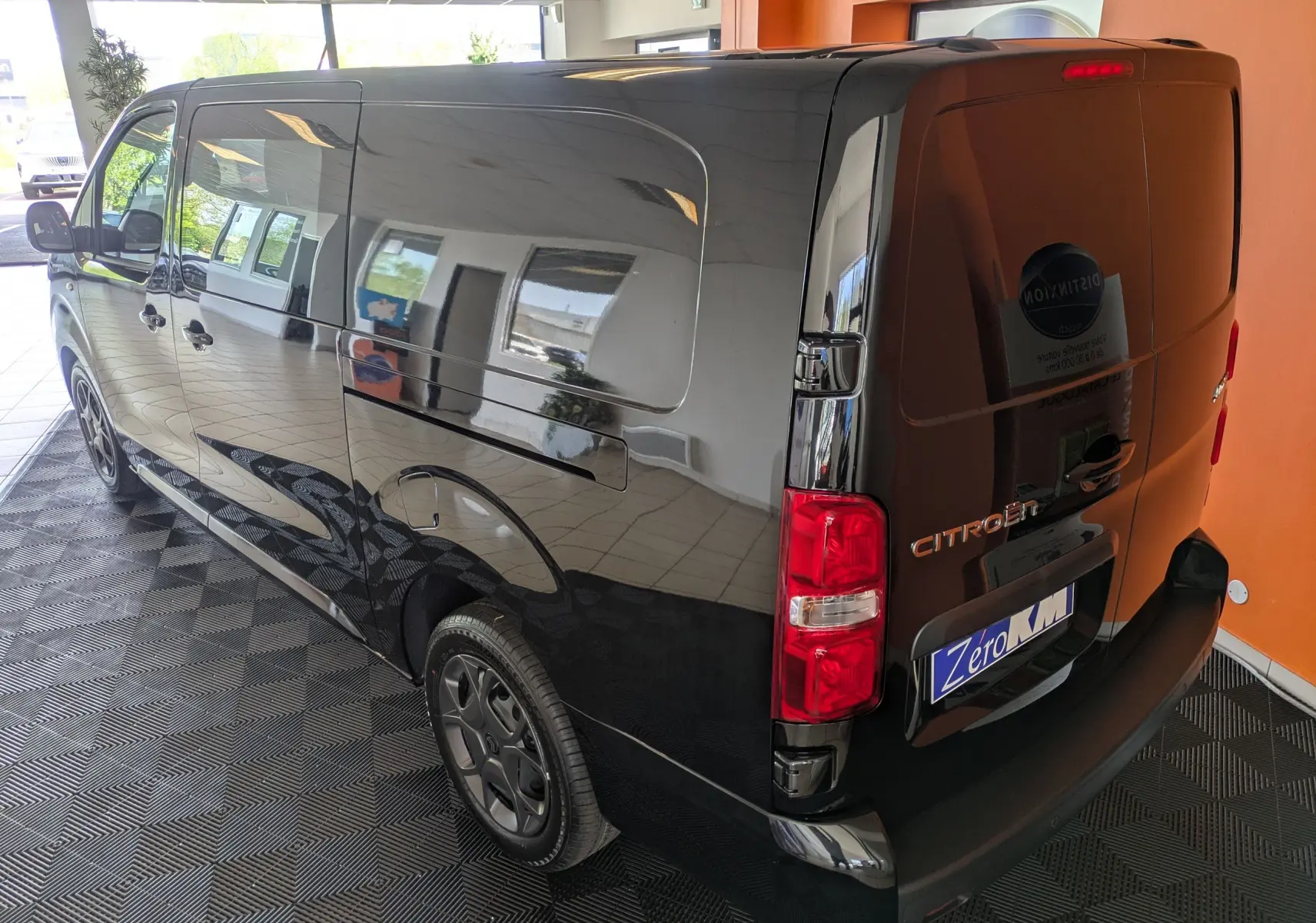 Vue 3/4 arrière droite d’un Citroën Jumpy Cabine Approfondie noir avec jantes tôle noires et porte latérale coulissante.