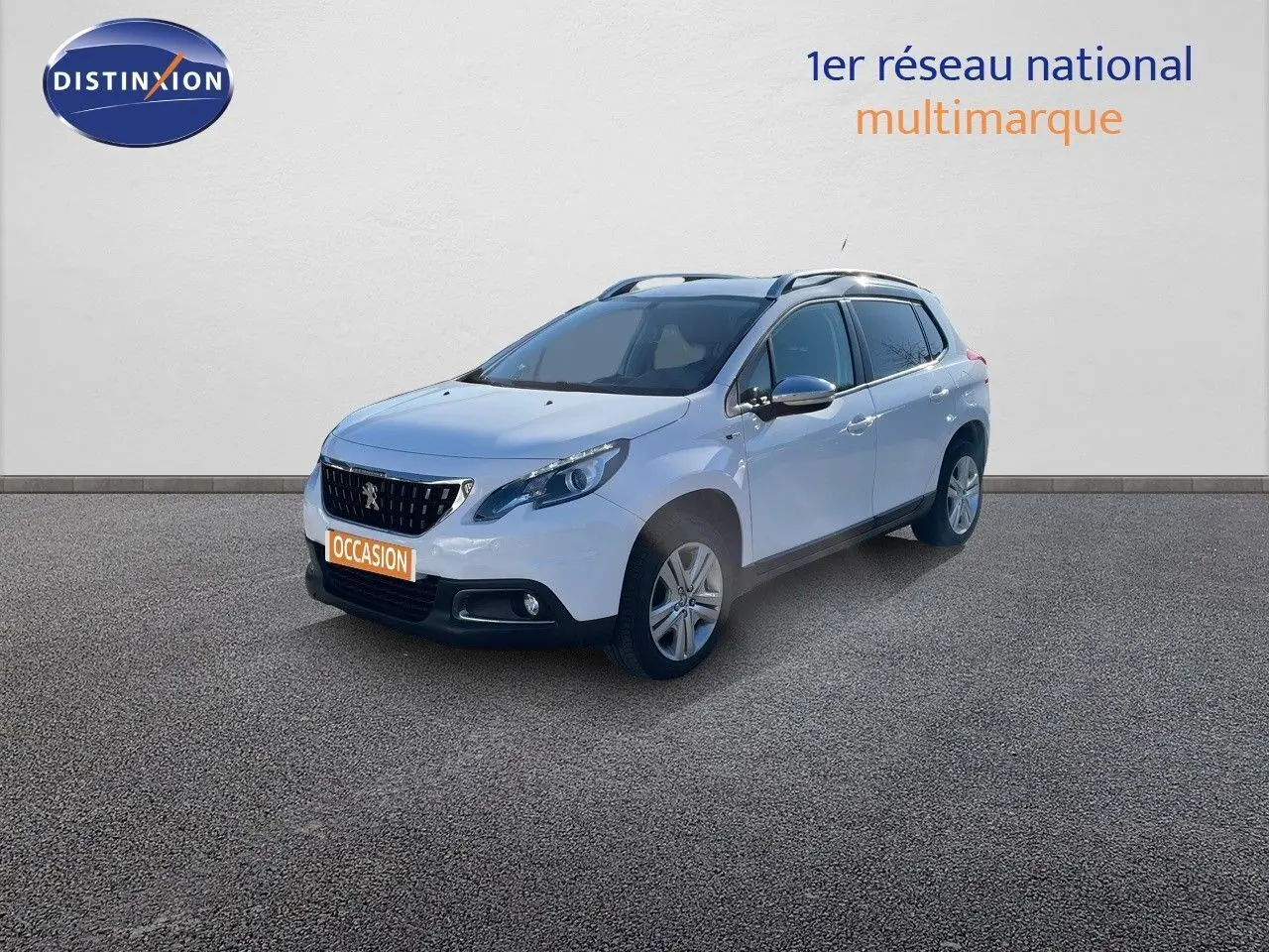 Peugeot 2008 blanc vue 3/4 avant droit sur sol gris avec calandre noire et phares LED allumés.