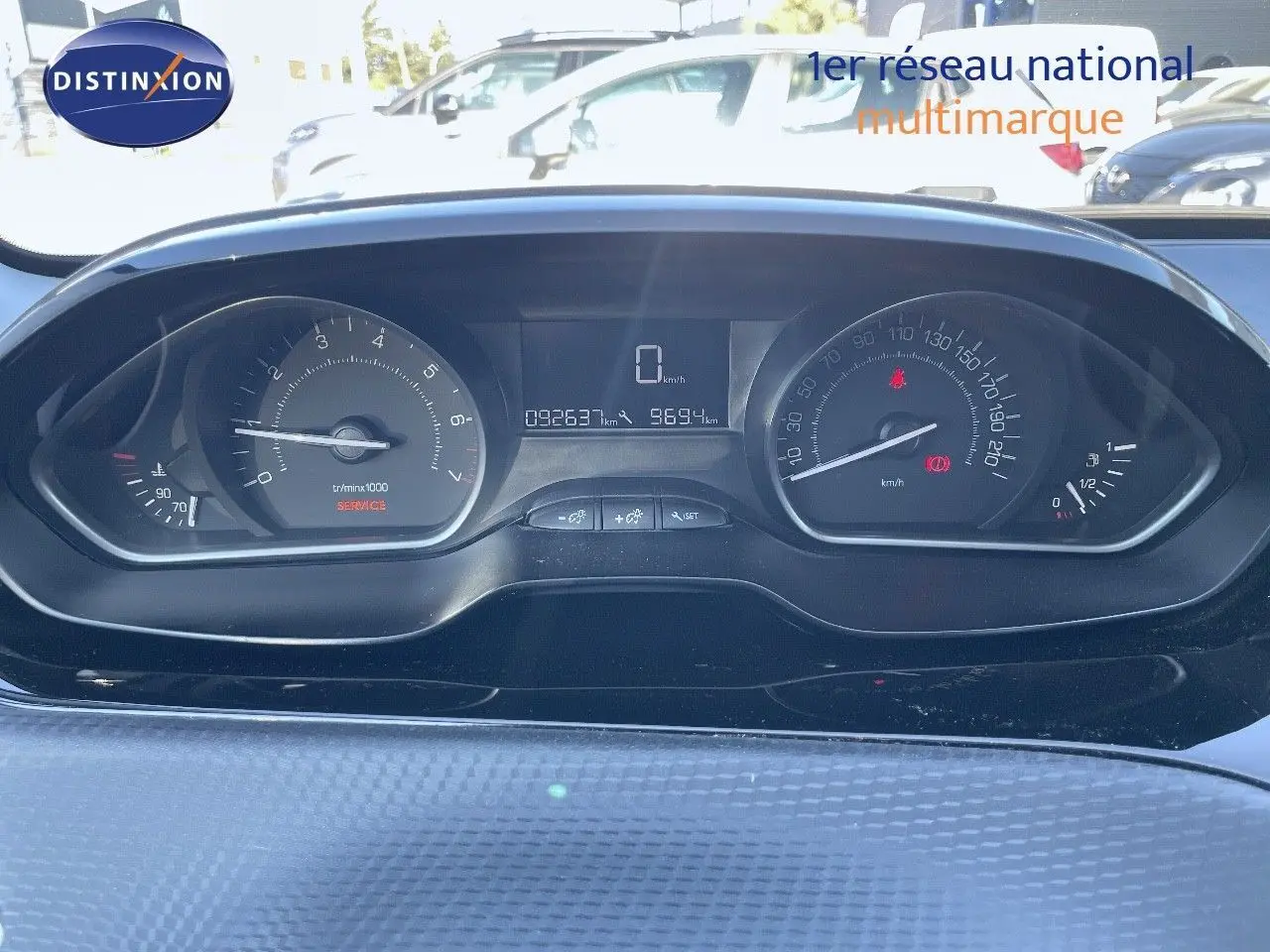 Vue rapprochée du tableau de bord de la Peugeot 2008 blanc, affichant le compteur et le kilométrage.