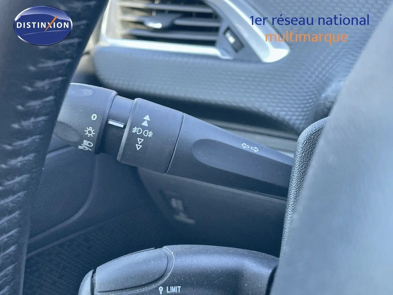 Gros plan sur les commandes au volant d'une Peugeot 2008 blanche, version 1.2 PureTech 110ch Style, 2017.