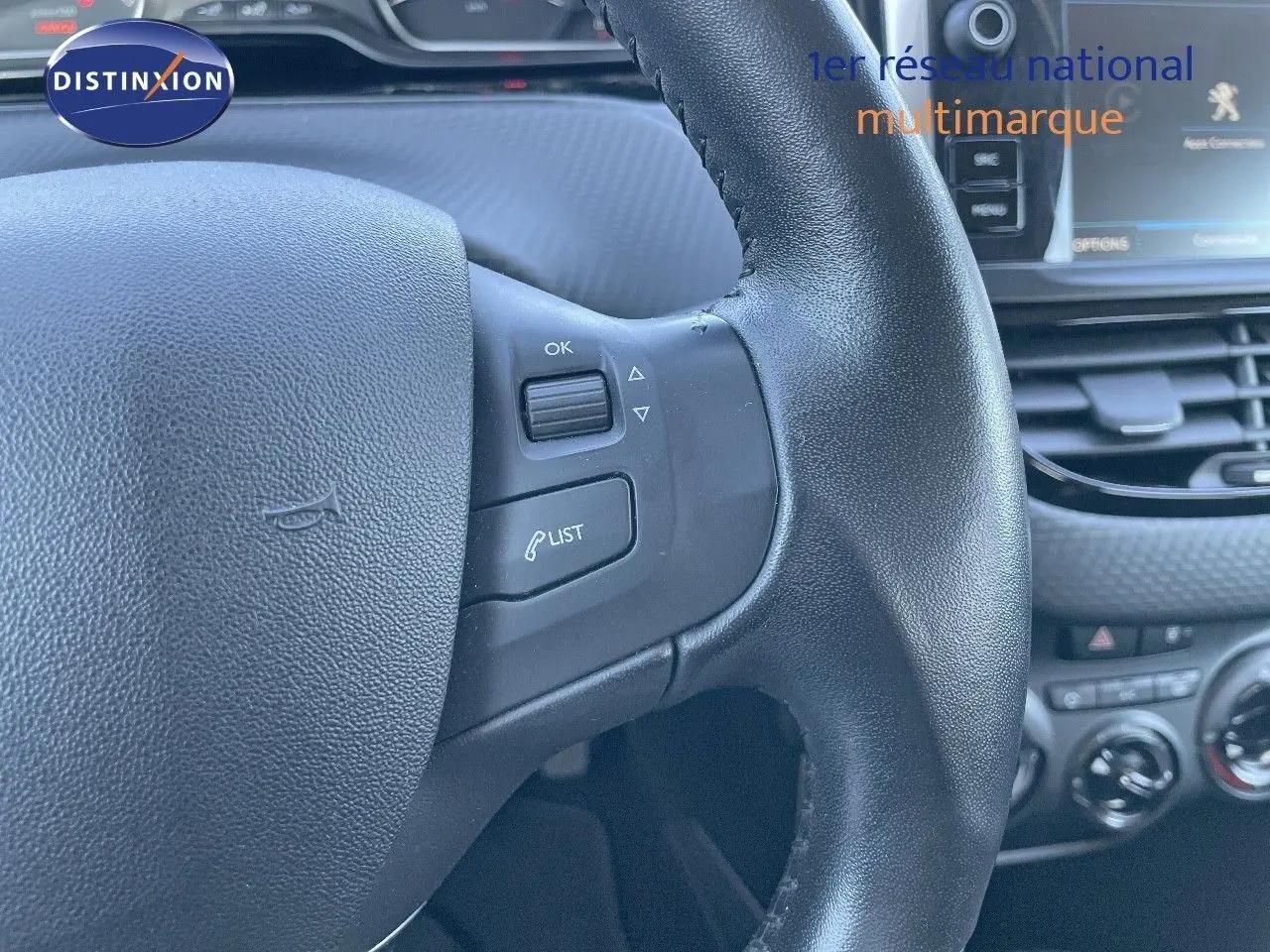 Vue rapprochée du volant noir et du tableau de bord du Peugeot 2008 blanc 2017, version Style essence.