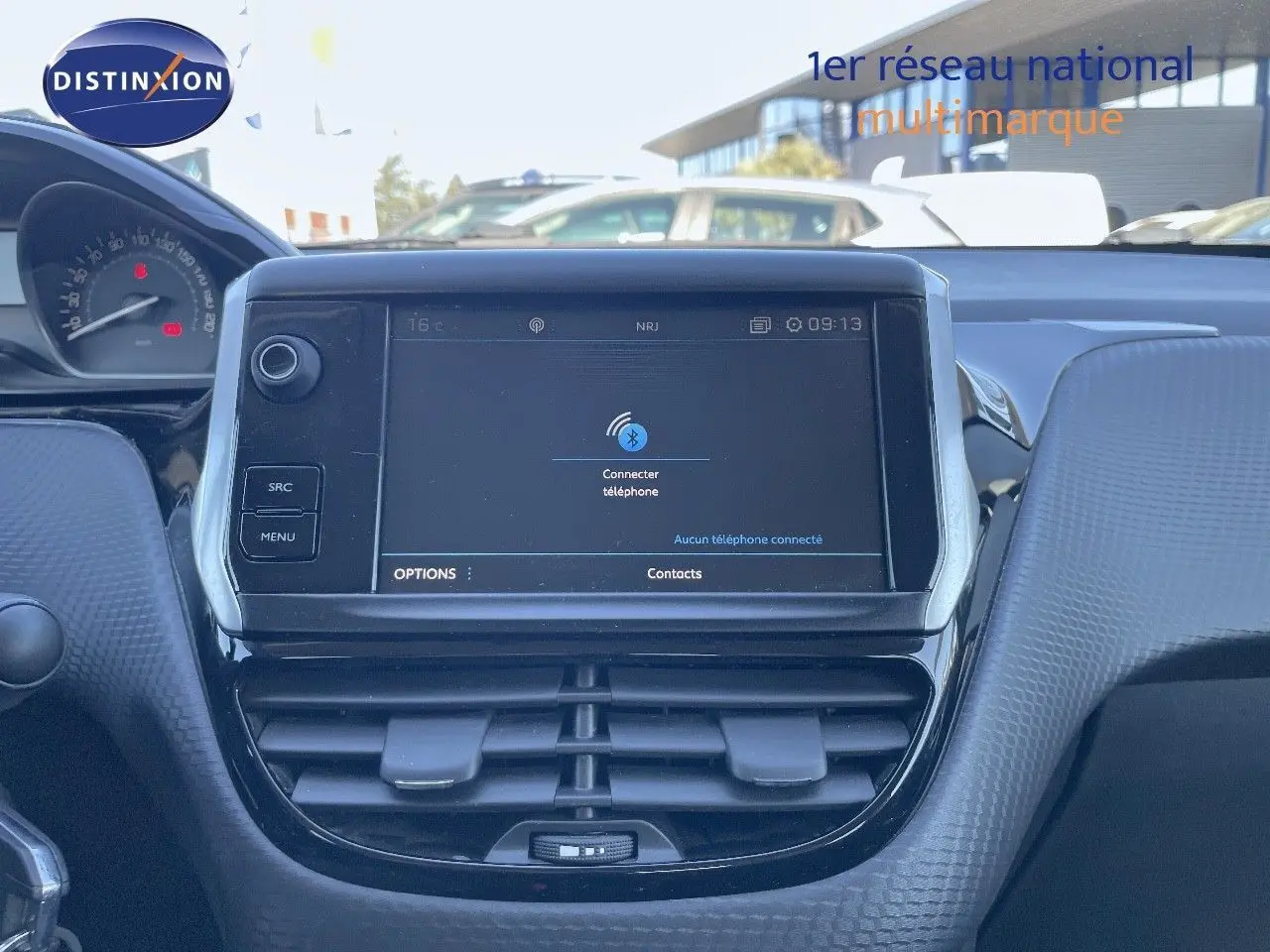 Vue intérieure centrée sur l'écran tactile et la console de la Peugeot 2008 blanche, version 1.2 PureTech 110ch Style.