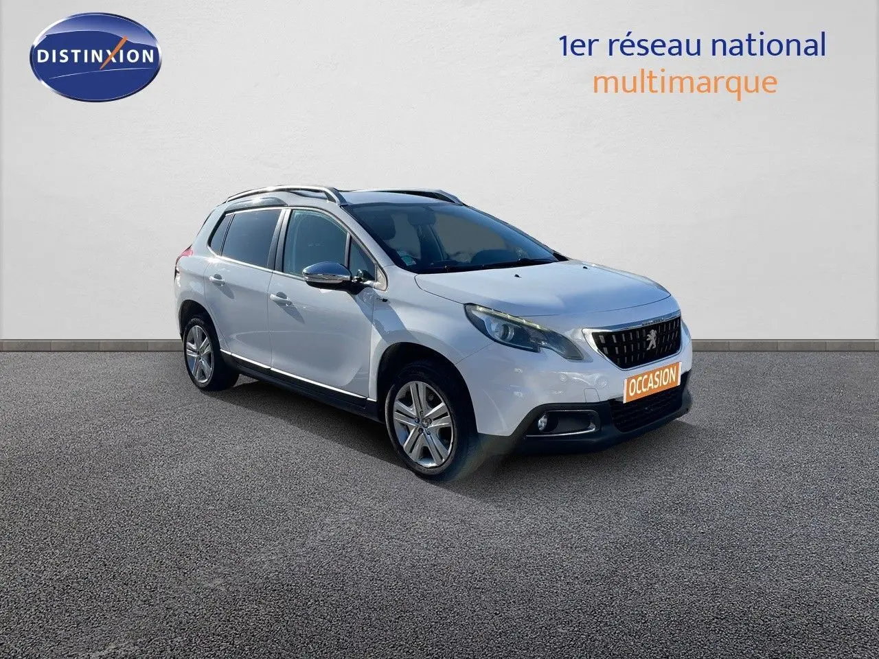 Peugeot 2008 blanc vue 3/4 avant droit, avec toit noir et jantes alliage, sur fond neutre showroom.