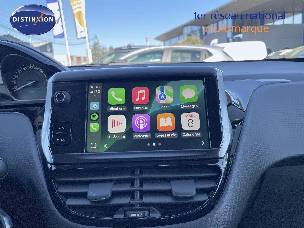 Écran tactile central allumé affichant des applications, tableau de bord noir intérieur Peugeot 2008 2017.
