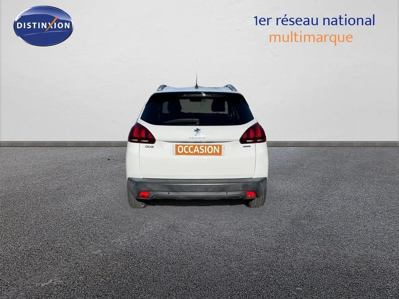 Vue arrière d'un Peugeot 2008 blanc de 2017 avec plaque orange "OCCASION" sur fond neutre.