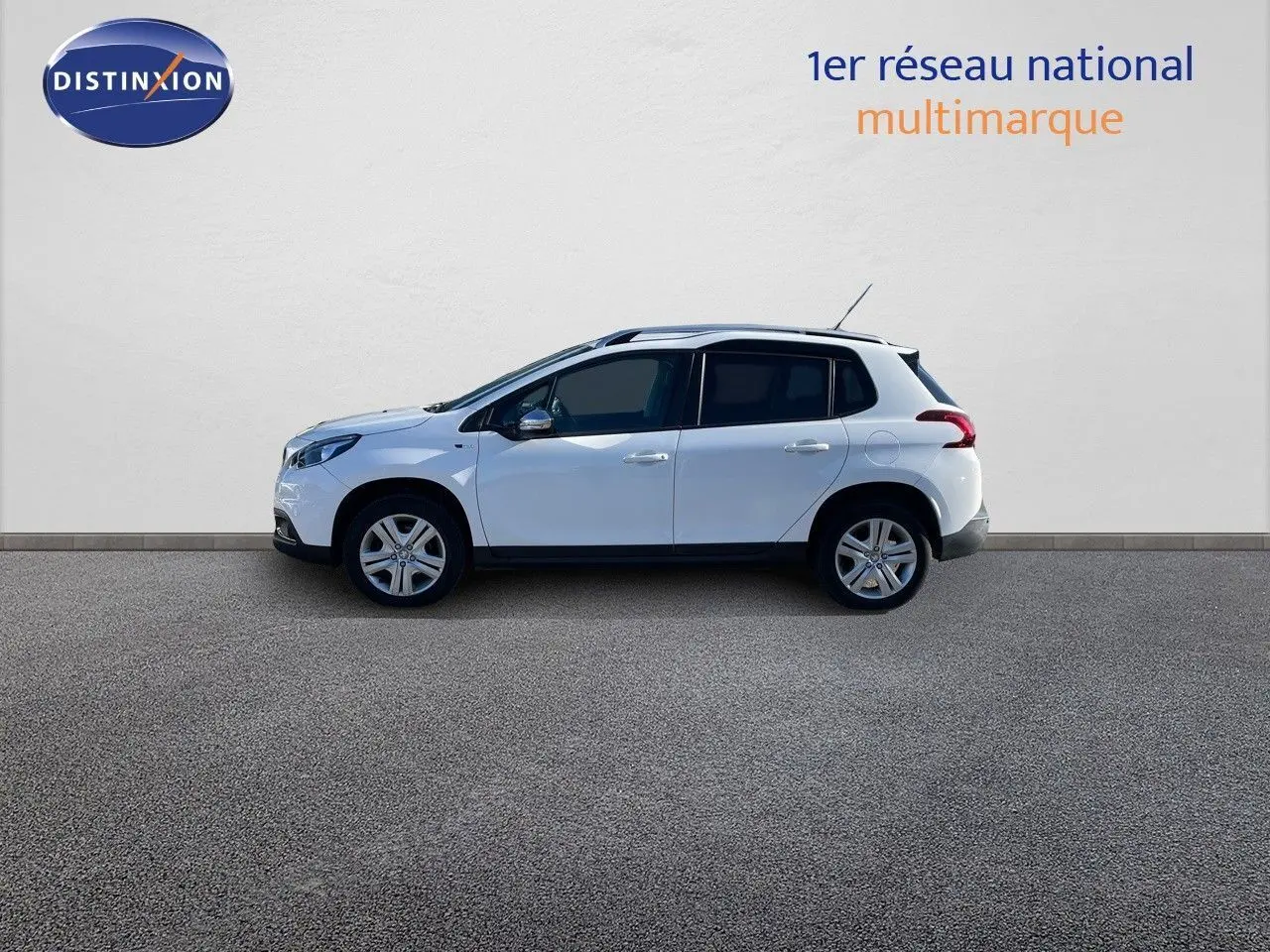 Profil côté gauche d'un Peugeot 2008 blanc de 2017, version 1.2 PureTech 110ch Style, sur fond neutre.