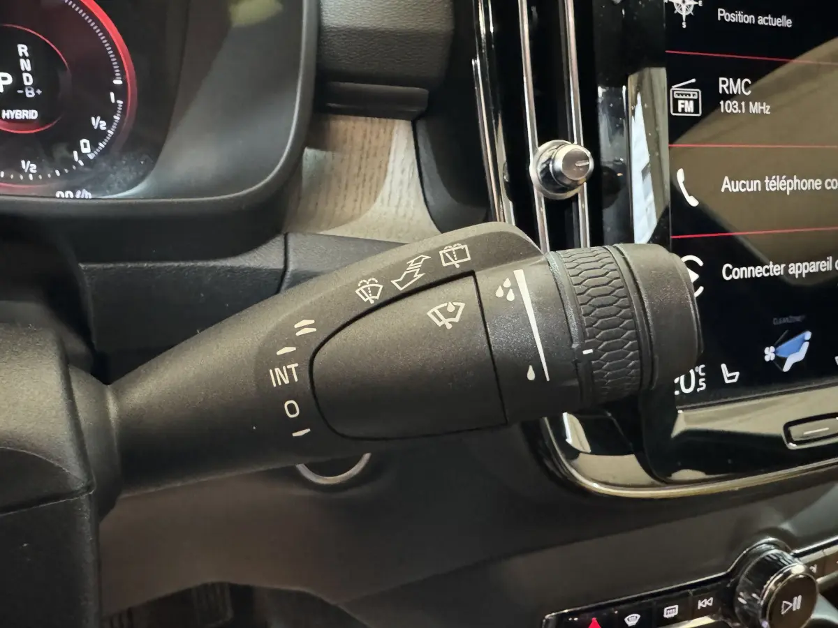 Gros plan sur la commande d’essuie-glace noire du tableau de bord du Volvo XC40 Recharge T5 Inscription 2021.