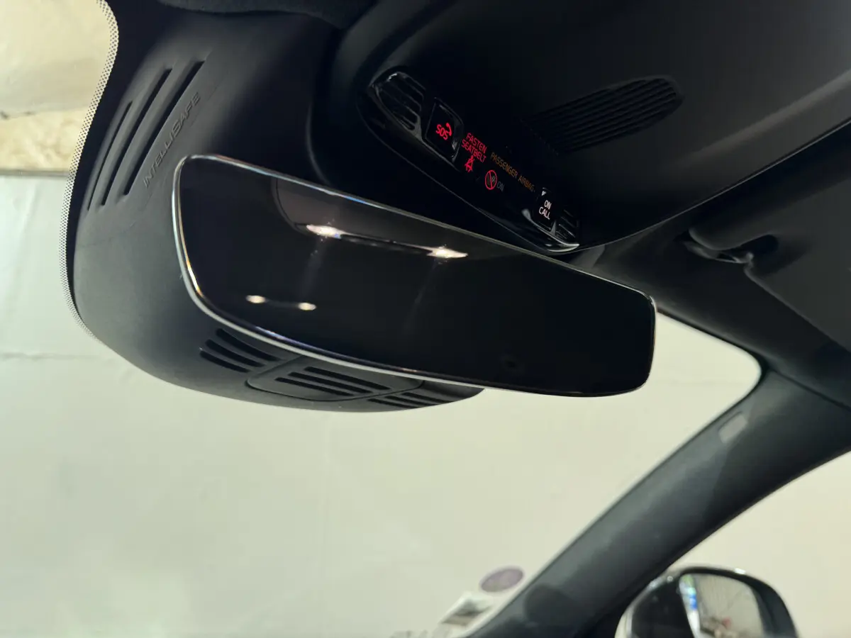 Gros plan sur le rétroviseur intérieur noir brillant du Volvo XC40 Recharge T5 262 DCT7 Inscription 2021.