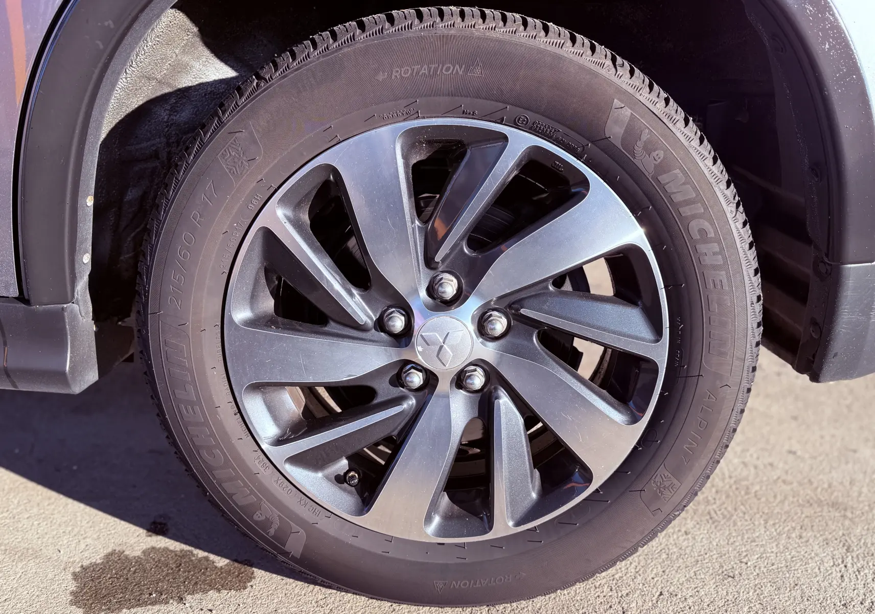 Gros plan sur la roue avant droite du Mitsubishi ASX gris 2015 avec jante alliage et pneu Michelin visible.