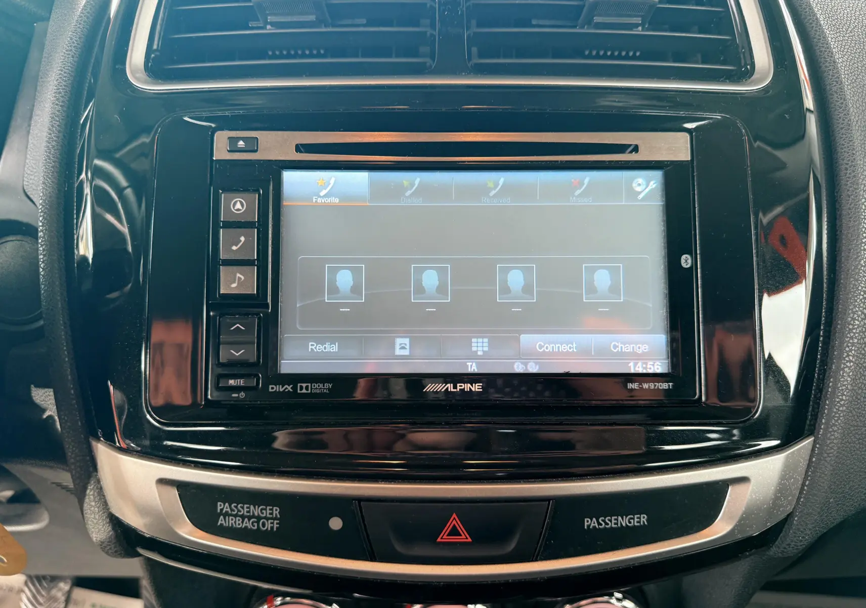 Vue rapprochée de l’écran tactile Alpine et des commandes centrales du tableau de bord du Mitsubishi ASX 2015.
