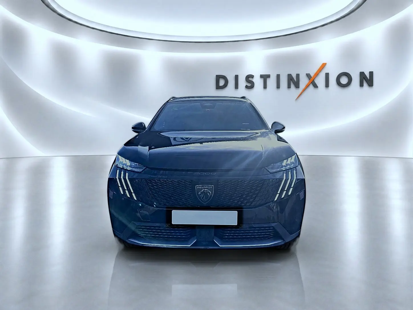 Peugeot 5008 Hybrid 145 GT noir vue de face, avec phares LED et calandre distinctive dans un studio lumineux.
