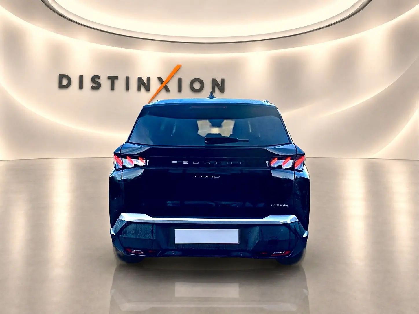 Vue arrière du Peugeot 5008 Hybrid 145 GT noir, avec feux LED distinctifs et logo centré sur un fond lumineux.