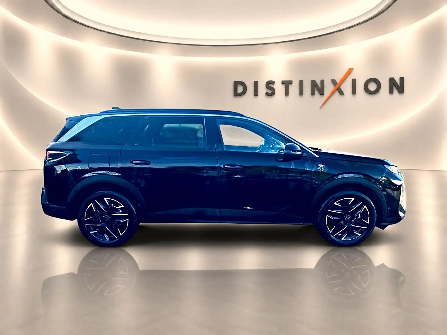Profil droit du Peugeot 5008 Hybrid 145 GT e-dcs6 noir, avec jantes alliage et badge distinctif sur l'aile avant.